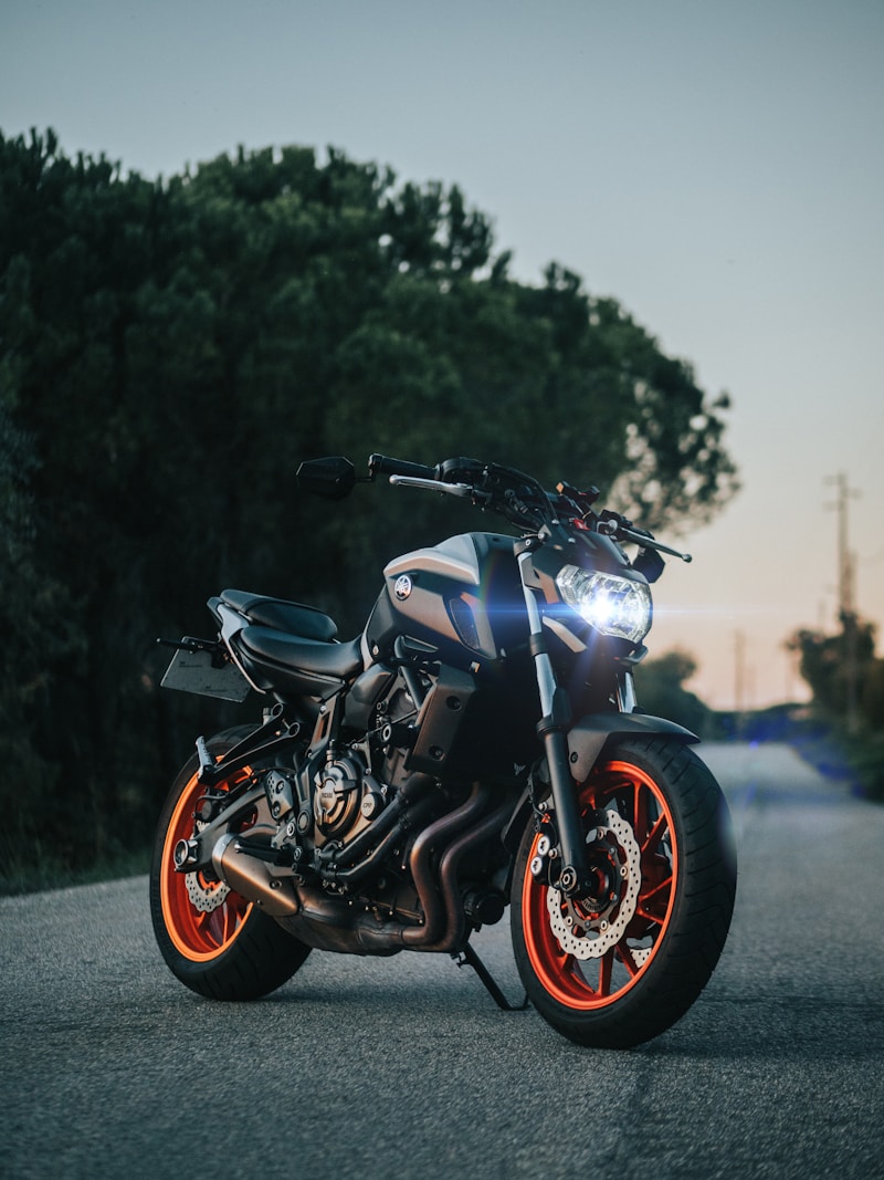 Comparativa 2026: AKT NKD 125 vs Bajaj Boxer CT125 Sport - ¿Cuál es mejor para ciudad?